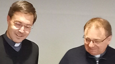 Stephan Rödl (links) überreichte Pfarrer Markus Bruckner (rechts) die Bestellungsurkunde zum Präses des KAB-Kreisverbands Kemnath-Marktredwitz. (Bild: KAB KV Kemnath-Marktredwitz/exb)