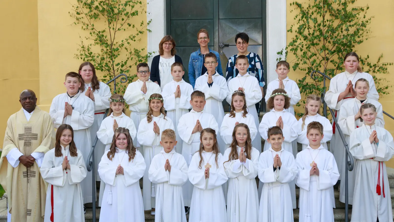 Die Erstkommunion für die 17 Kinder war in der Pfarreiengemeinschaft Griesbach/Großkonreuth ein Festtag. Pfarrer Dr. Charles Ifemeje (links) dankte den Tischmüttern Maria Venzl, Heidi Schertler und Marina Weiß (hinten von links) für die Vorbereitung der Kinder. (Bild: Foto Hummer/exb)