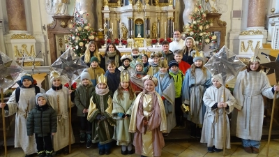 Am Sonntag wurden die Michelfelder Sternsinger im Pfarrgottesdienst empfangen. Diakon Franz-Josef Reck (hinten rechts) dankte ihnen für ihren Einsatz auch bei Wind und Wetter. (Bild: Markus Müller)