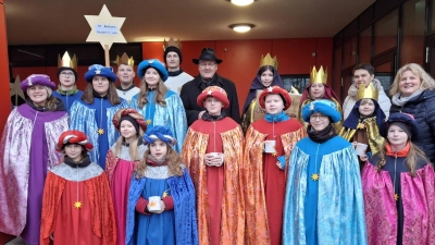 Die Sternsinger aus Neudorf und Oberwildenau mit ihren Betreuern und Bischof Voderholzer. (Bild: Silvia Ippisch)