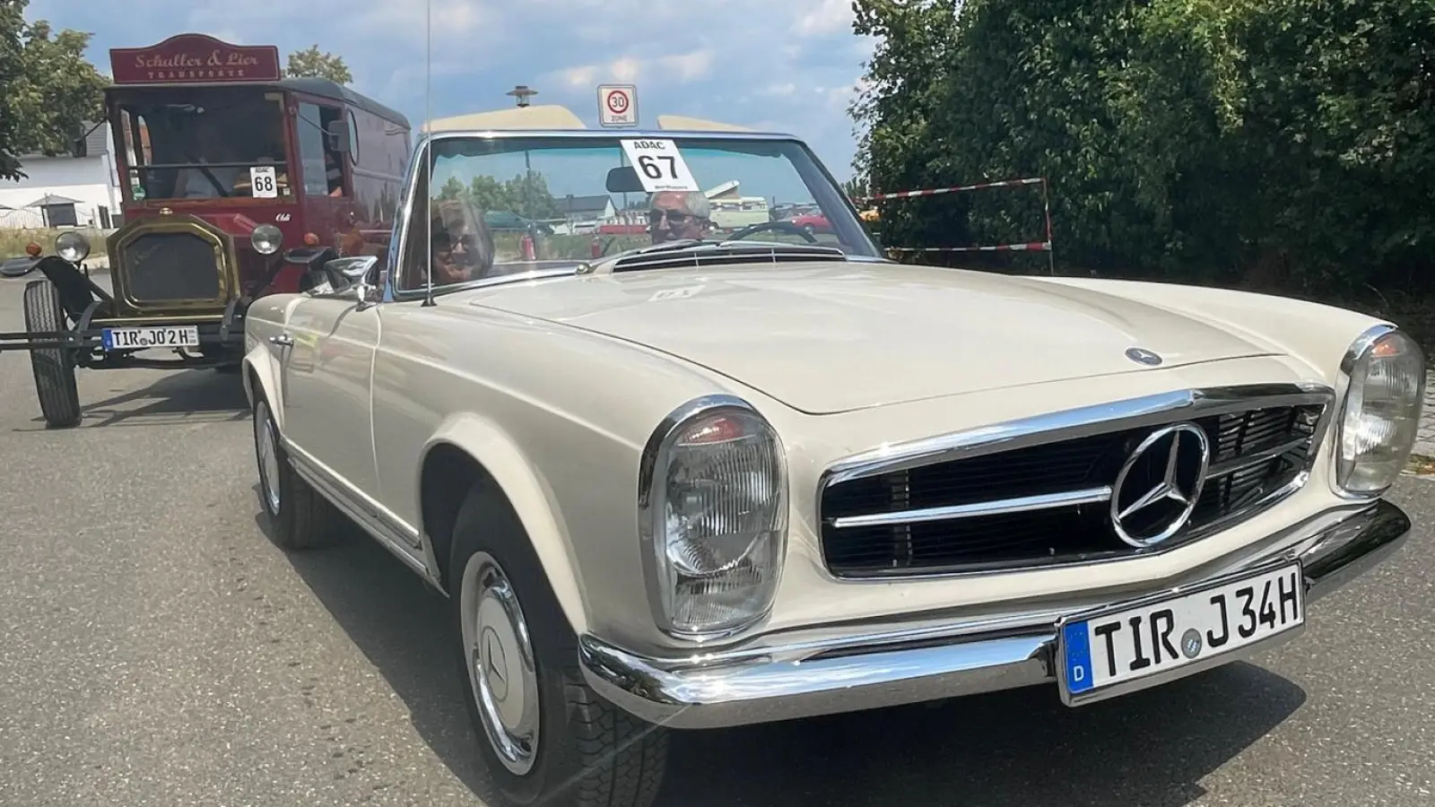 Wunderschöne Oldtimer und Youngtimer werden wieder zum 32.ADAC Oldtimertreffen des MSC Wiesau erwartet.Hier im Bild ein wunderschönes Mercedes Cabrio das 2023 dabei war. (Bild: Karl-Heinz Dietrich)