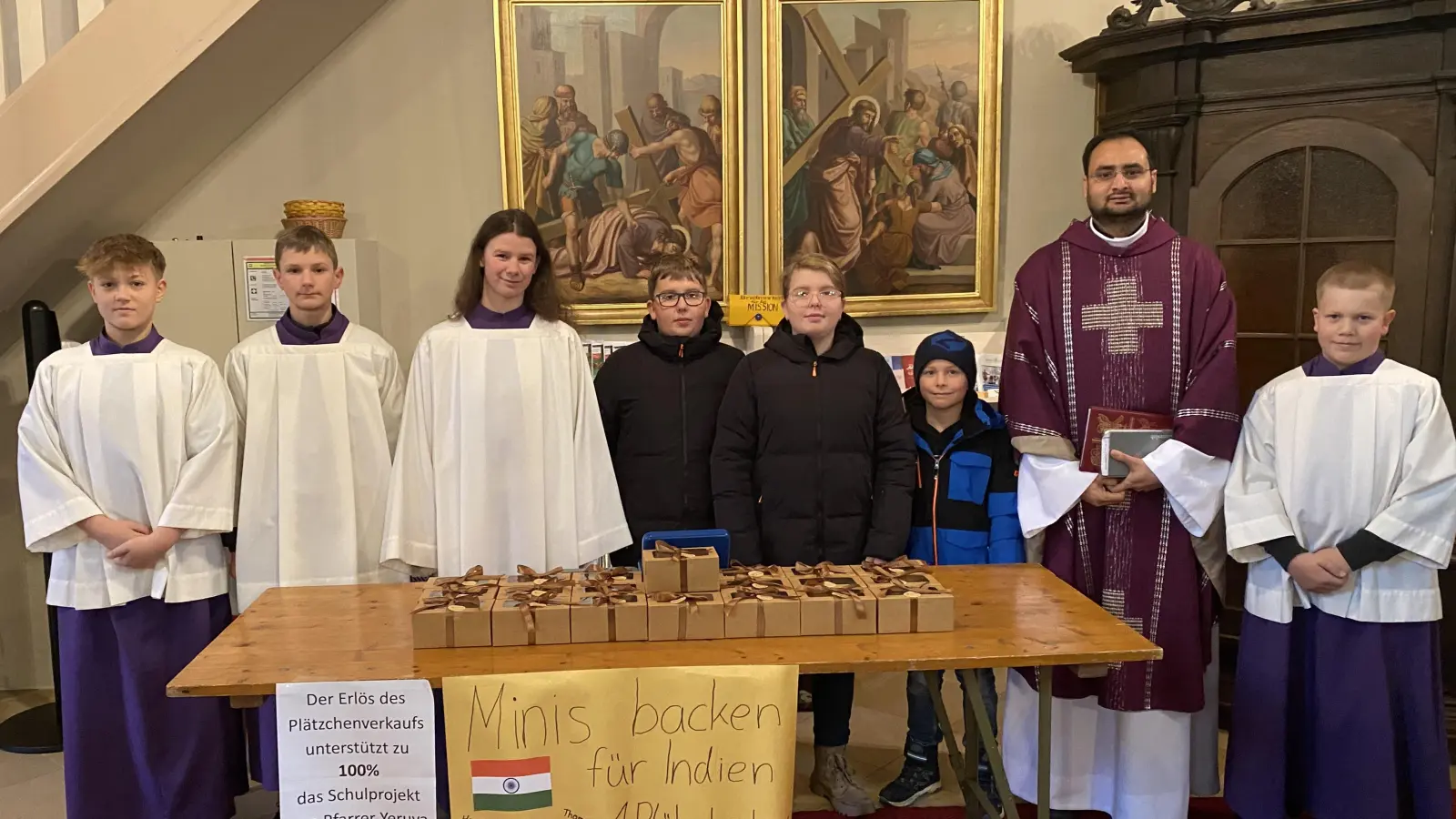 Die Ministranten der Pfarrei Illschwang mit Pfarrvikar Yeruva bei der Plätzchen-Verkaufsaktion in der Pfarrkirche St. Vitus. (Bild: Regine Pesold)