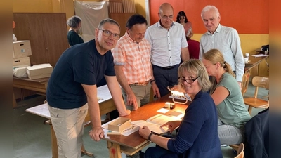 Lehrkräfte erkunden das Lernmaterial unter Anleitung von Hans-Jürgen Frey, Dr. Georg Eysel-Zahl und Lorenz Hirsch (hinten v.r.) (Bild: Hans-Jürgen Frey)