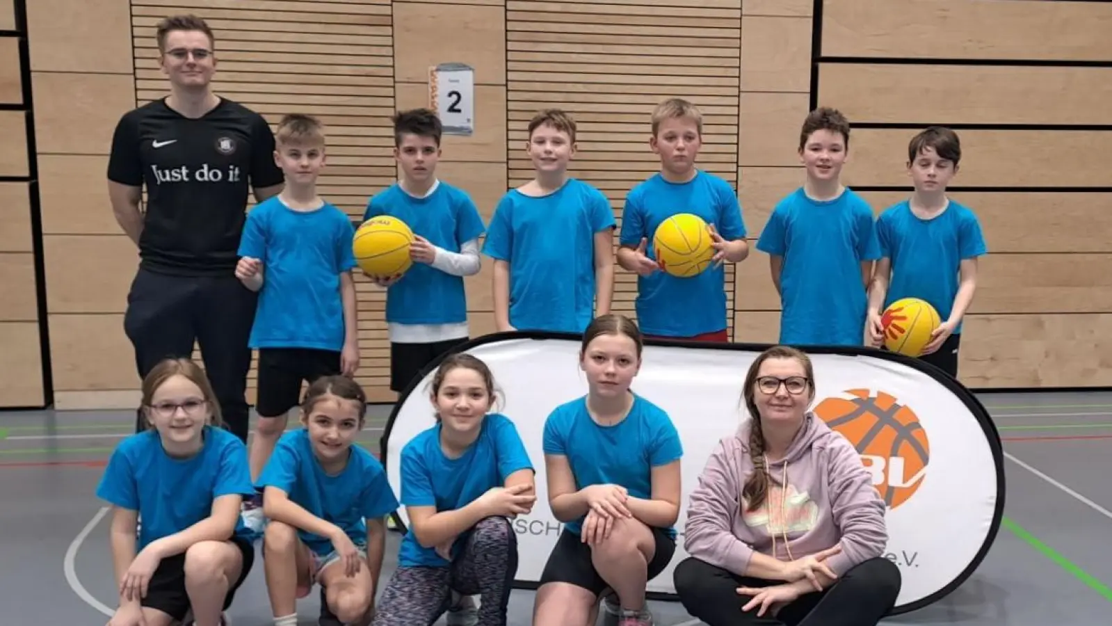 Leider fanden nicht alle Würfe ihr Ziel: Das Basketball-Team der Grundschule Pressath mit den Betreuern Maximilian Specht und Birgit Schraml (Bild: Birgit Schraml )