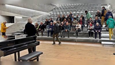 In dem berühmten Konzertsaal in Blaibach erläuterte Bauleiter Karl Landgraf ausführlich die Entstehung des ungewöhnlichen Projekts, wo im Januar 2025 Placido Doming singt., Preis pro Eintrittskarte 400 Euro.  (Bild: Josef Daubner)