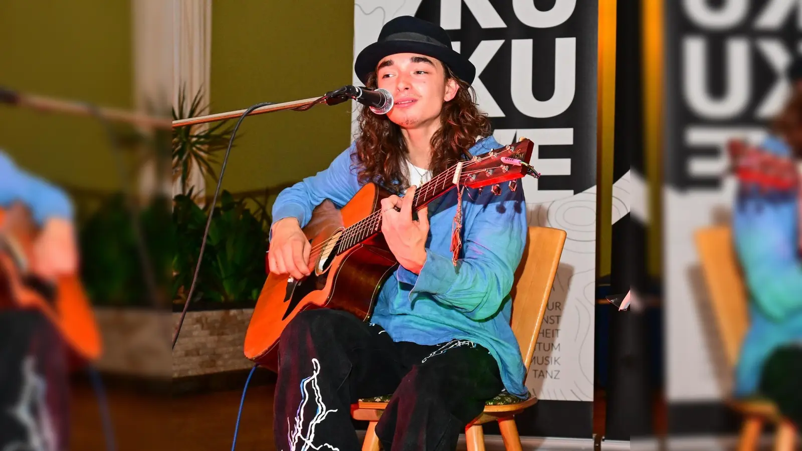 Joshua Caleb mit Gitarre beim Wohnzimmerkonzert im „K2” in Wildenreuth. (Bild: Sigi Steinkohl)