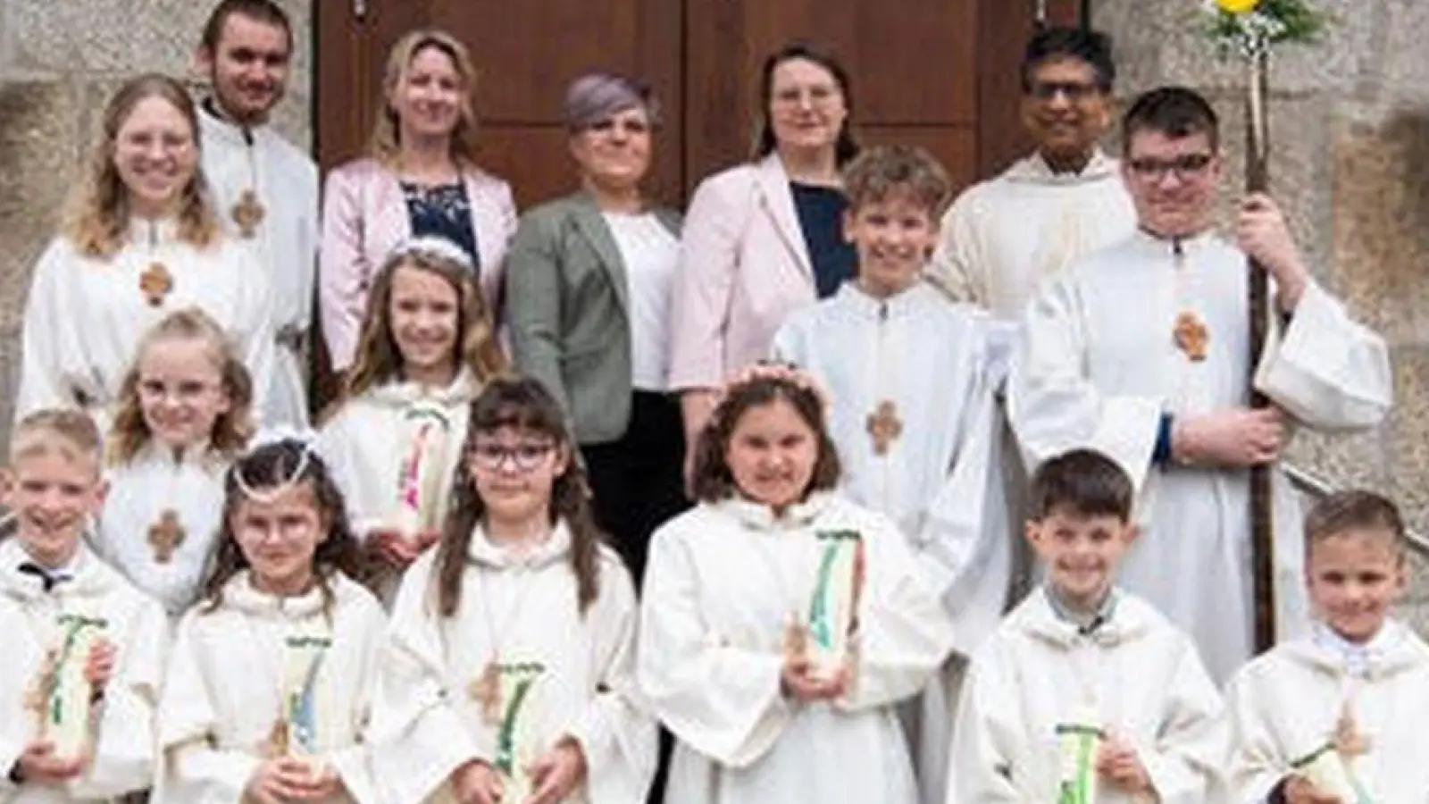 Die Erstkommunikanten mit (hinten, von rechts) Pfarrer Joseph, den Tischmüttern Karin Gerostein, Christine Trießl und Sabrina Kraus sowie einigen Ministranten.<br><br> (Bild: AS-Eventfotos/exb)