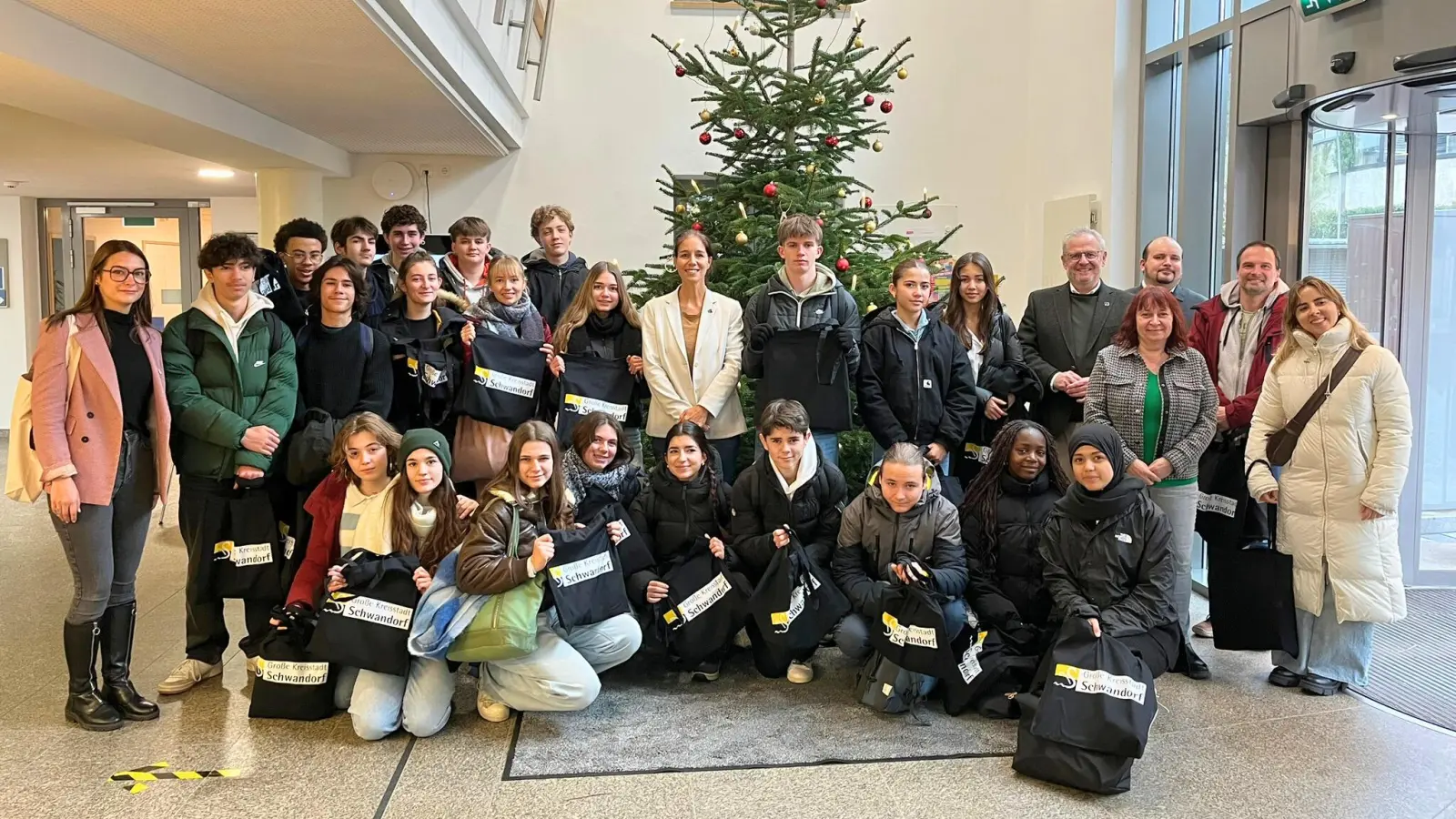 Oberbürgermeister Andreas Feller (5. von rechts) heißte die Schüler aus Libourne im Schwandorfer Rathaus herzlich willkommen. (Bild: Andreas Hofmeister)