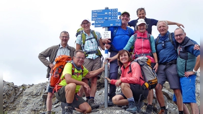 Bernhard Goldmann, Gerhard Glöckner, Birgit Schelter. Josef Kunz, Gisela Netsch, Günter Reul, Karin Hollmann, Anton Hollmann und Tourenführer Rainer Rahn (von links) auf der Fuorcla val Sassa. (Bild: Rainer Rahn)