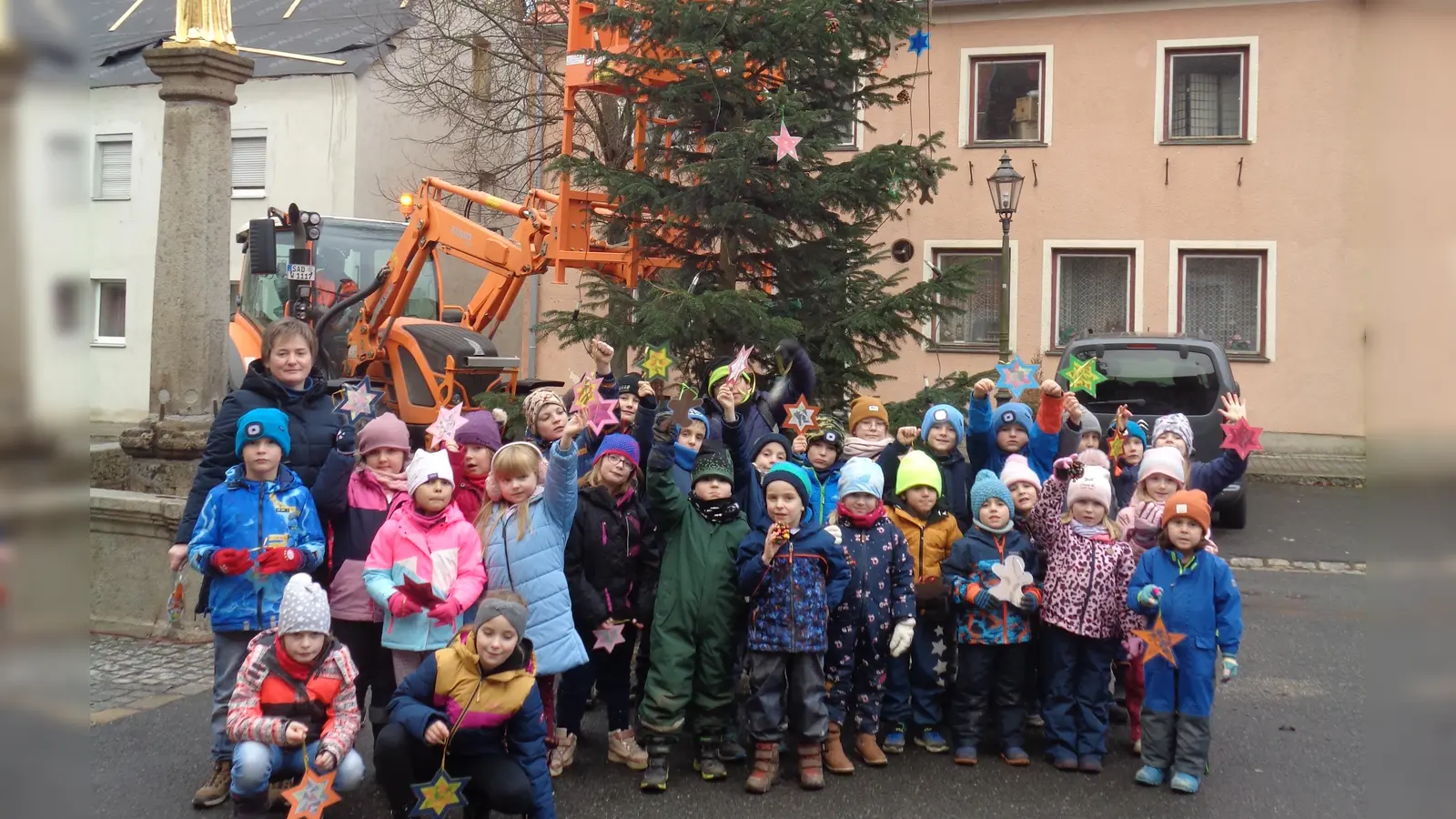 Gemeinsam mit Bürgermeisterin Sonja Meier präsentieren die Kinder ihre Schmuckstücke vor dem Christbaum.  (Bild: Annemarie Mösbauer)