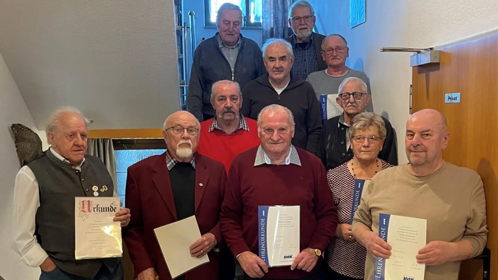 Für ihre Mitgliedschaft beim VdK-Ortsverband Pullenreuth wurden geehrt (vorne, von links) Josef Rosenberger, Helmut Seebauer, Josef Schindler, Linda-Marie Schindler und Horst Buchwald sowie (zweite Reihe, von links) Alfred Postner und Max Schön sowie (dritte Reihe, von links) Hans Englmann und Richard Michl und auch (vierte Reihe, von link) Alfons Sticht und Karl Lenhard. (Bild: Thomas Döhler/exb)