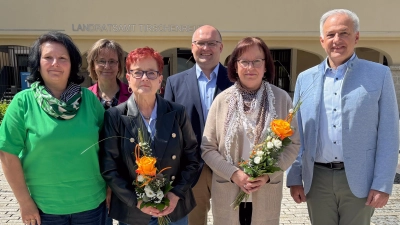 Im Bild, von links: Personalratsvorsitzende Ramona Wiesent, Personalleiterin Inge Üblacker, Christine Härtl, Büroleiter des Landrats Wolfgang Fenzl, Sieglinde Frank, Landrat Roland Grillmeier (nicht im Bild: Gabriele Land).  (Bild: Dominik Göhl)