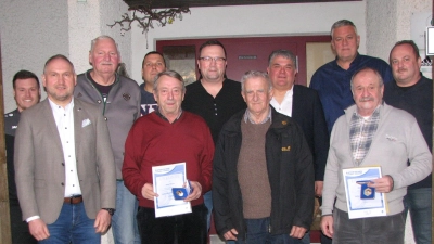 Vorsitzender Stefan Neumann (4. von rechts) und Bürgermeister Richard Kammerer (2. von links) überreichten Auszeichnungen an langjährige Mitglieder. Robert Neumann (vordere Reihe 2. von rechts) ist seit 70 Jahren Mitglied im VfB Mantel. (Bild: Johann Kneißl)