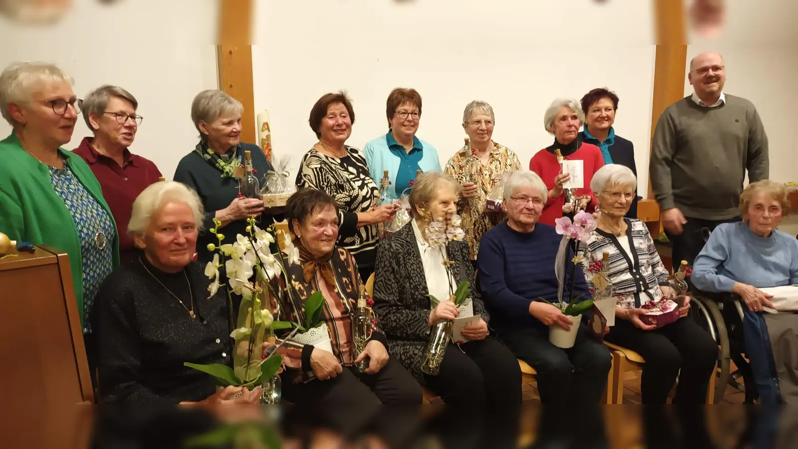 Jubilarinnen des Frauenbundes St. Konrad mit der Bezirksvorsitzenden Angelika Vogl hintere Reihe (ganz links) sowie Anita Hösl vom Vorstandsteam (hintere Reihe zweite von rechts) und Pfarrer Lukas (hintere Reihe erster von rechts). (Bild: Annette Betting)