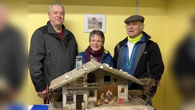 Bei der Preisübergabe: Vorsitzender der Krippenfreunde Amberg e.V. Reinhard Heldmann, Eheleute Angela und Richard Horn (Bild: Reinhard Heldmann)