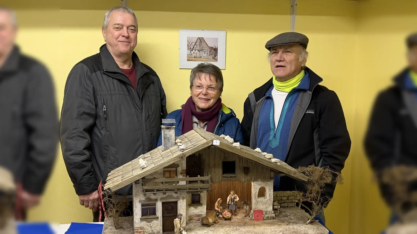 Bei der Preisübergabe: Vorsitzender der Krippenfreunde Amberg e.V. Reinhard Heldmann, Eheleute Angela und Richard Horn (Bild: Reinhard Heldmann)