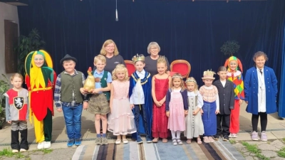 Foto von links nach rechts hinten: Karin Schulz, Heidi Wisneth vorne: Lia Dehling, Leni Dobmeier, Jakob Müller, Felix Eglmeier, Marie Lederer, Leonhard Koppmann, Lisa Dobmeier, Johanna Bauer, Sarah Dobmeier, Luisa Köhler, Anna Koppmann, Franziska Bauer, Anaya Müller (Bild: Bianca Köhler)