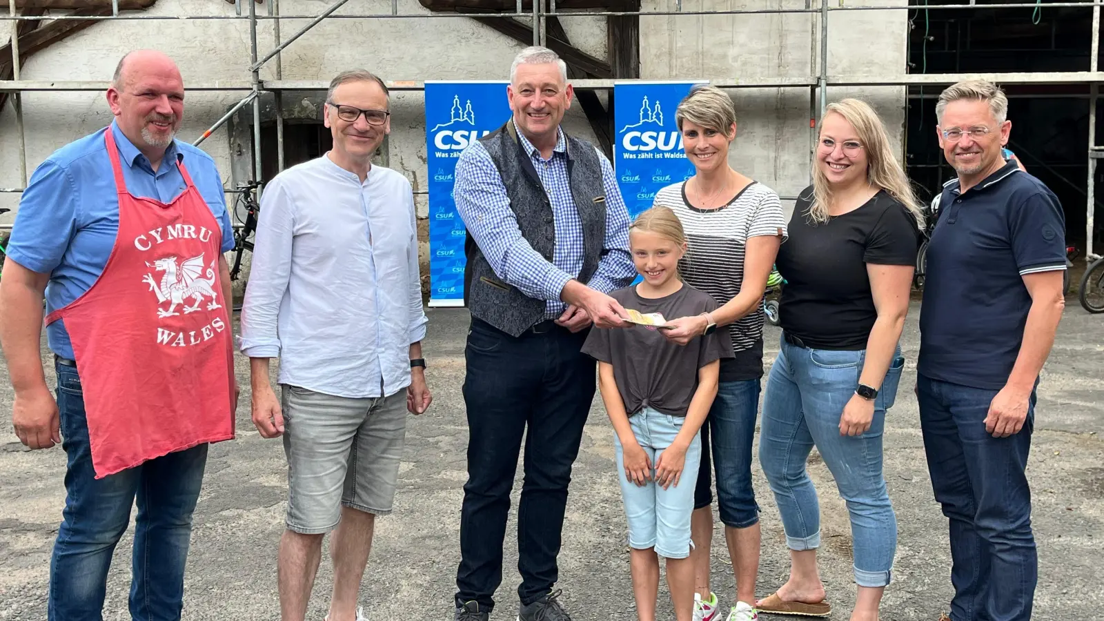 Spendenübergabe an den Förderverein der Grundschule Waldsassen. Auf dem Bild v.l.n.r. Fraktionssprecher Andreas Riedl, Bürgermeister Bernd Sommer, Ortsvorsitzender Markus Scharnagl, Katarina und Andrea Wührl, Frauen Union Vorsitzende Katja Bloßfeldt, MdL Tobias Reiß (Bild: Markus Scharnagl)