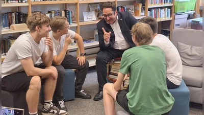 Die „lebendige Bibliothek” in Aktion: Staatssekretär Tobias Gotthardt im Gespräch mit Schülern des Nabburger Gymnasiums. (Bild: Linus Marchl)