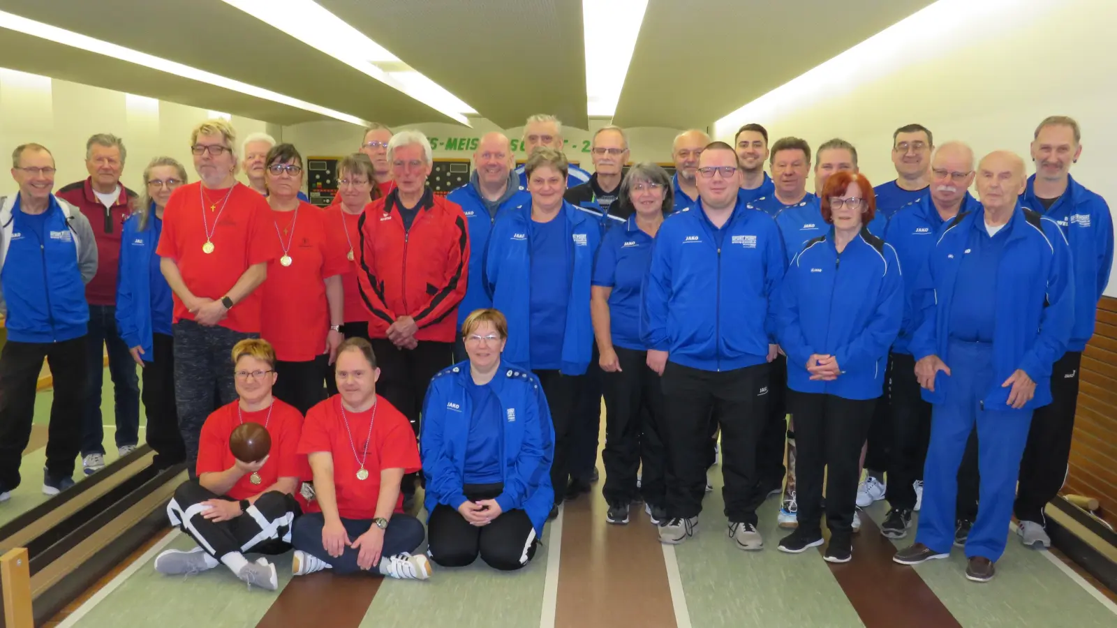 Die erfolgreichen Starterinnen und Starter bei der Bezirksmeisterschaft im Kegeln in der Max-Reger-Halle. (Bild: Johann Adam)