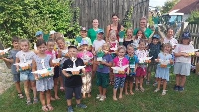 Die teilnehmenden Kinder mit den Verantwortlichen beim Ferienprogramm des OGV Winklarn.  (Bild: Tanja Wellnhofer)