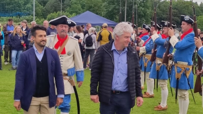 Die Front der Landwehr abgeschritten hatten die beiden Bürgermeister Jan Opl und Robert Lindner (von links) mit Kommandant Franz Schmidt (Bildmitte). (Bild: Franz Schmidt )