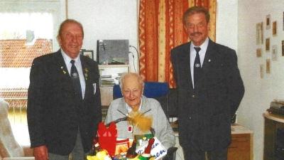 Der Jubilar Edelbert Breu umrahmt vom ehemaligen SRK Vorsitzenden Fritz Haas (links) und Dieter Kohl (rechts). (Bild: Dieter Kohl)