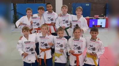 Die Judo-Kampfgemeinschaft des SV Mühlhausen/SC Eschenbach/TSV Schwandorf: aus Eschenbach Tom Teschke, Marc Milfort (hinten, 2. und 3. von links), Lennard Metzner (hinten rechts) und Benedikt Raps (vorne, 2. von rechts). (Bild: Susanne Schubert)