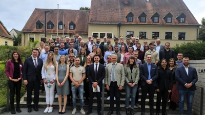 Landrat Roland Grillmeier (1. Reihe, 6.v.r.) gratuliert zusammen mit Dr. Jürgen Helmes, Hauptgeschäftsführer der IHK Regensburg für Oberpfalz / Kelheim (1. Reihe 2.v.l.) und Linda Wunderlich von der Kreisentwicklung (1. Reihe ganz links) den zahlreichen Absolventinnen und Absolventen. (Bild: Anton Kunz )