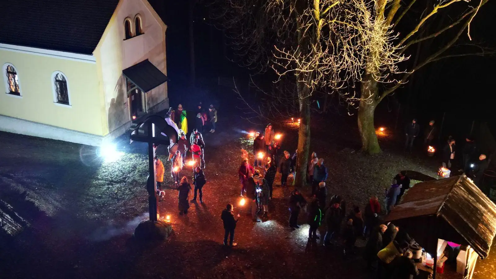 An eine Fackelwanderung zur Gommelbergkapelle schlossen sich eine Andacht und ein Beisammensein mit Speis und Trank an, (Bild: Jürgen Dolles/exb)