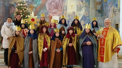 Die Sternsinger mit ihren Betreuerinnen und Pfarrer Pirner  (Bild: Silvia Ippisch)