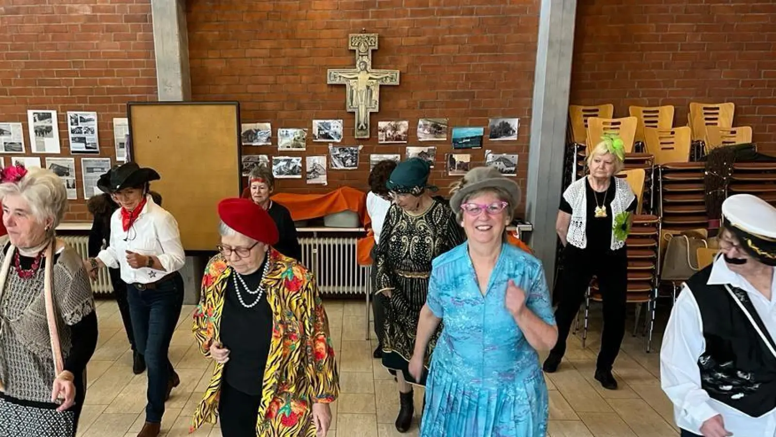 Der Tanz beim Rosenmontags-Brunch des Frauenbunds Aschach-Raigering brachte richtig Schwung in die Bude. (Bild: Gabi Pongratz/exb)