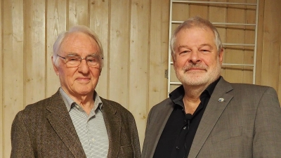 Wasser-Experte Jörg Barandat (rechts) zusammen mit Freundeskreis-Sprecher Dr. Ehrenfried Lachmann  (Bild: Siegfried Bühner)