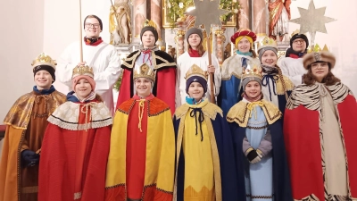 Die 12 Ministranten bei der diesjährigen Sternsingeraktion in der Pfarrkirche in Wurz. (Bild: Irmgard Forster)