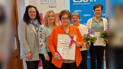 Die geehrten Mitglieder der Frauenunion mit der Kreisvorsitzenden Tina Zeitler (links) und Ortsvorsitzenden Eva Wölfl ( zweite von links )<br>die Ehrenvorsitzende Christa Wölfl ( Mitte ) Sonja Grassold ( zweite von rechts ) und Gerlinde Haberkorn ( rechts ) im Bild. (Bild: Christine Moser)