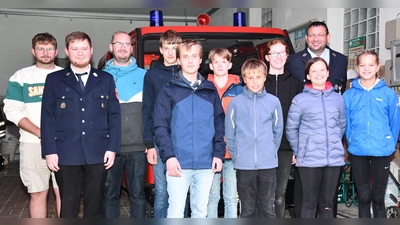 Mit einem beachtlichen Erfolg legten acht Mitglieder der Jugendfeuerwehr Aschach die Prüfung für das Abzeichen „Jugendflamme der deutschen Jugendfeuerwehr Stufe I” ab. Im Bild die erfolgreichen Prüflinge mit ihren Ausbildern Dominik Kopf , Michael Straub, Daniel Hierl (von links) und Kommandant Norbert Hiller (hinten rechts).  (Bild: Alfred Schorner)