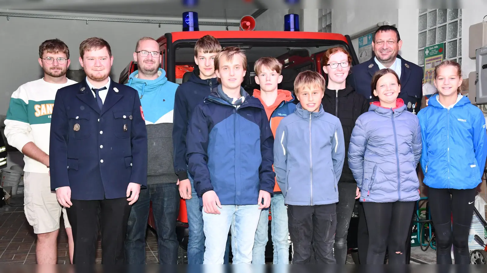 Mit einem beachtlichen Erfolg legten acht Mitglieder der Jugendfeuerwehr Aschach die Prüfung für das Abzeichen „Jugendflamme der deutschen Jugendfeuerwehr Stufe I” ab. Im Bild die erfolgreichen Prüflinge mit ihren Ausbildern Dominik Kopf , Michael Straub, Daniel Hierl (von links) und Kommandant Norbert Hiller (hinten rechts).  (Bild: Alfred Schorner)