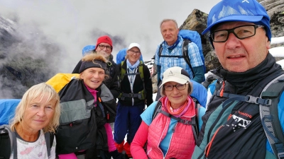 Edith Thurner, Christa Watzke, Sven Hackl, Birgit Schelter, Anton Hollmann, Karin Hollmann und Tourenführer Rainer Rahn auf der Zillerplattenscharte. Es fehlt Lutz Celler. (Bild: Rainer Rahn)