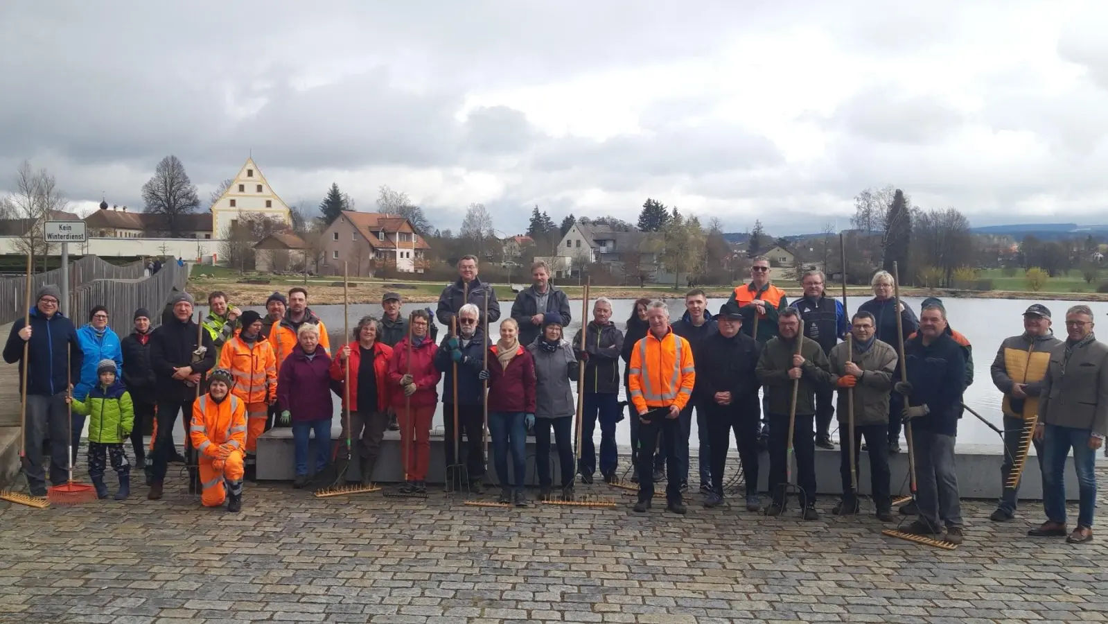 Bürgermeister Franz Stahl (rechts) und Förderverein-Vorsitzender Vinzenz Rahn (vordere Reihe, Siebter von rechts) freuten sich beim Frühjahrsputz im Fischhofpark über viele Helfer.  (Bild: Stadt Tirschenreuth/exb)