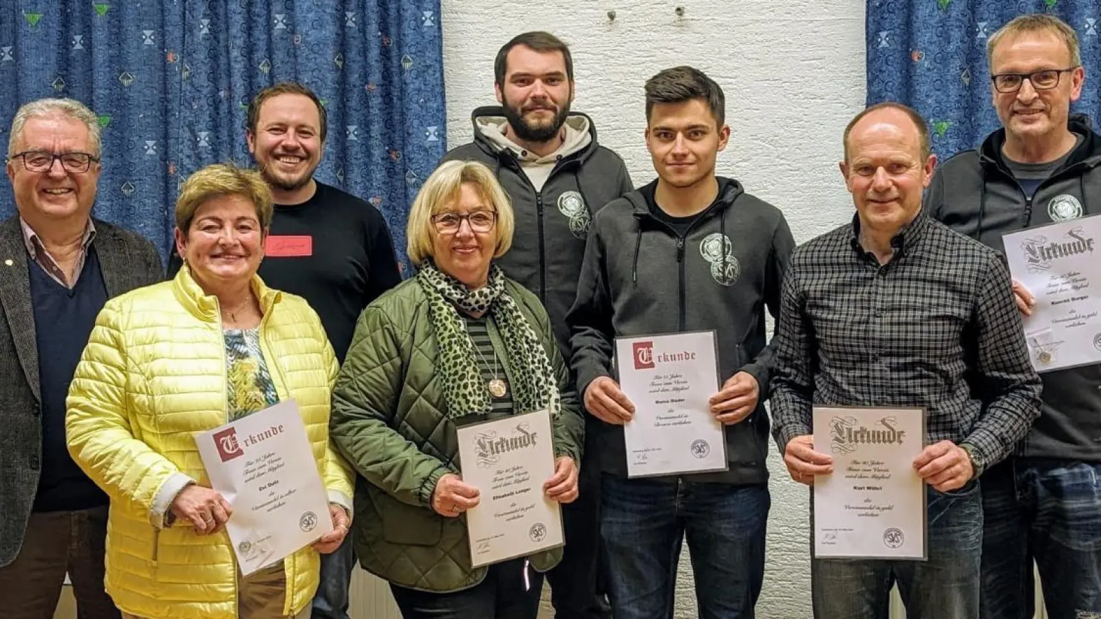 Treue Mitglieder ehrte der SV Schönhaid: Im Bild von links Bürgermeister Toni Dutz, Evi Dutz, Zweiter Vorsitzender Johannes Busl, Elisabeth Langer, Dritter Vorsitzender Florian Schmid, Marco Sieder, Karl Wührl, Konrad Burger. (Bild: Georg Lauton/exb)