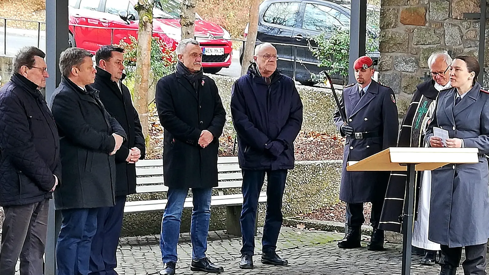 Den Totensonntag organisierte das Vereinskartell Weiden-West. Nach dem Gottesdienst versammelten sich die Gläubigen am Denkmal vor der Maria Waldrastkirche. (Bild: Heike Gmeiner)