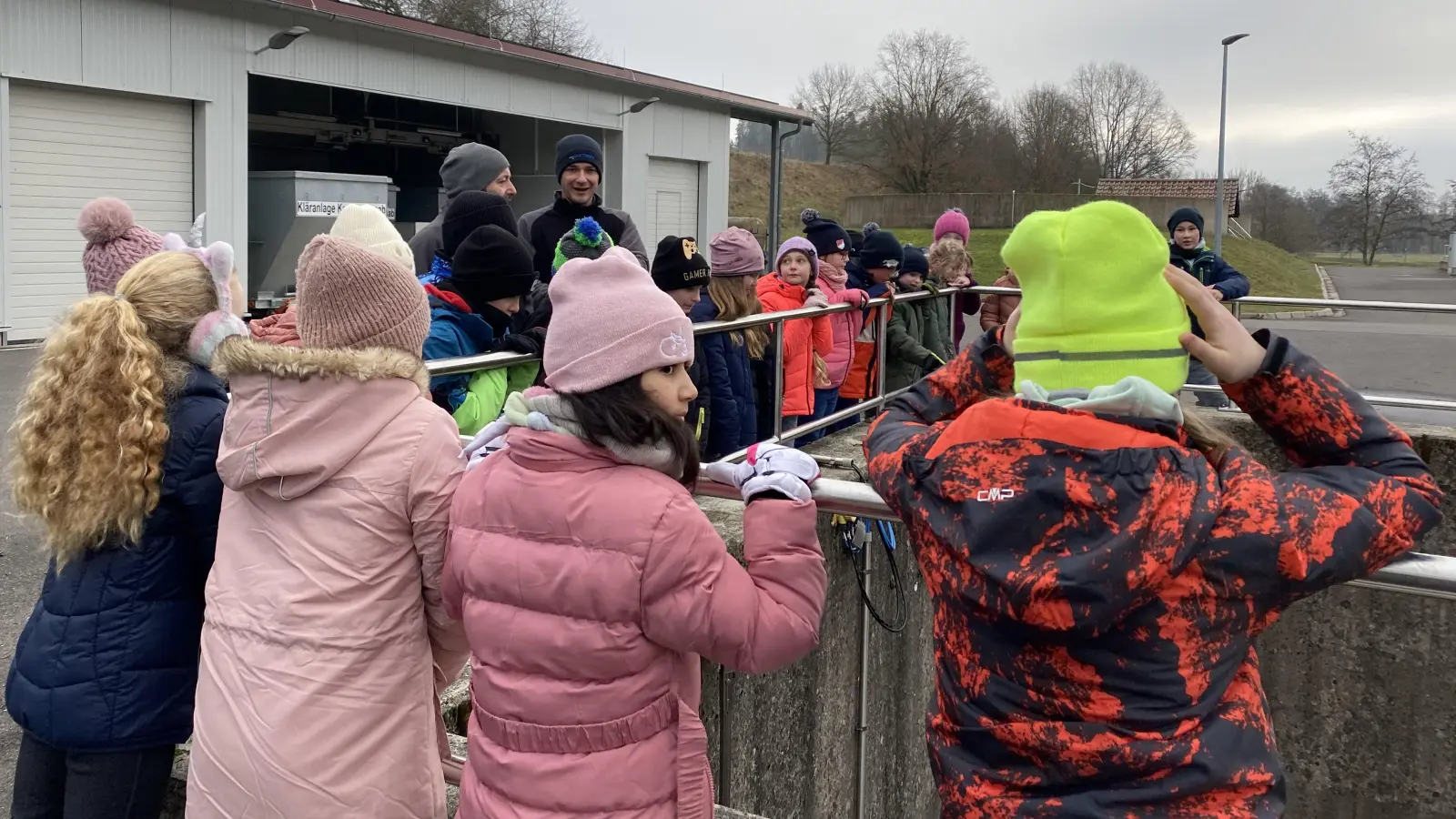 Gespannt lauschten die Kinder den Bauhofmitarbeitern Herrn Beyer und Herrn Kropf (Bild: Sigrid Reger-Scharf)