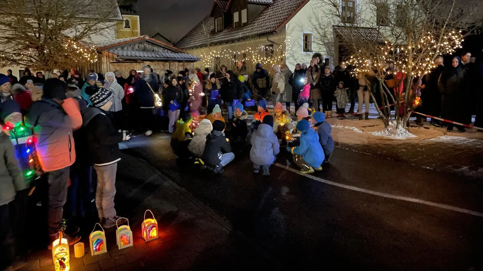 Der Pausenhof war beim Winterfest weihnachtlich geschmückt. (Bild: Susanne Engelhardt)