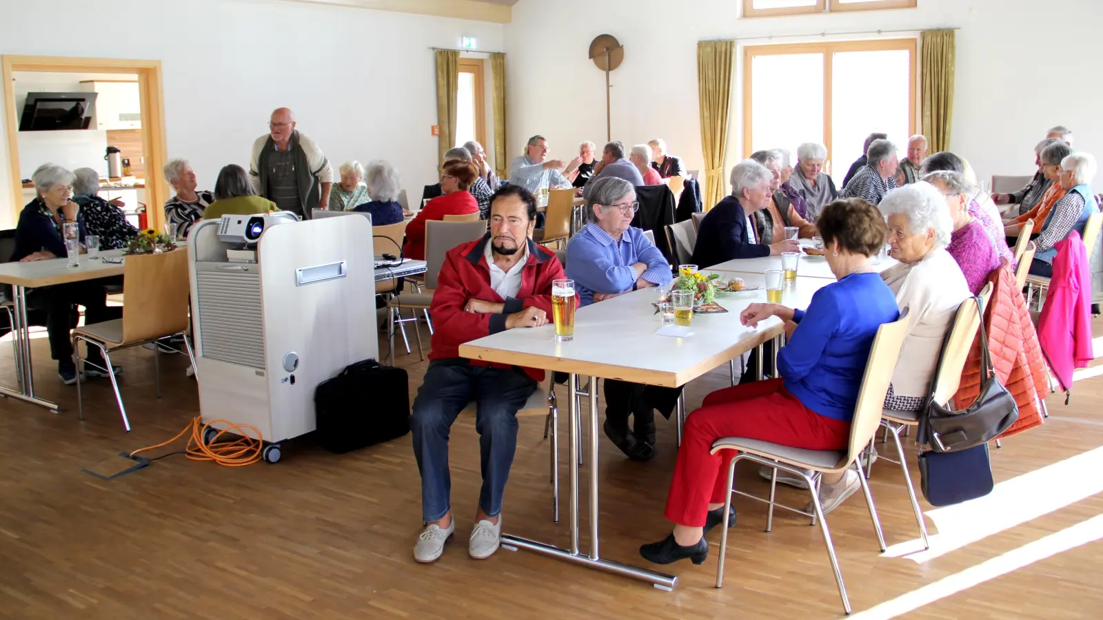 Zu einem Blick in die Vergangenheit wurden die Gäste mit der Bilderschau beim Seniorennachmittag in Niedermurach angeregt.  (Bild: Josef Böhm)