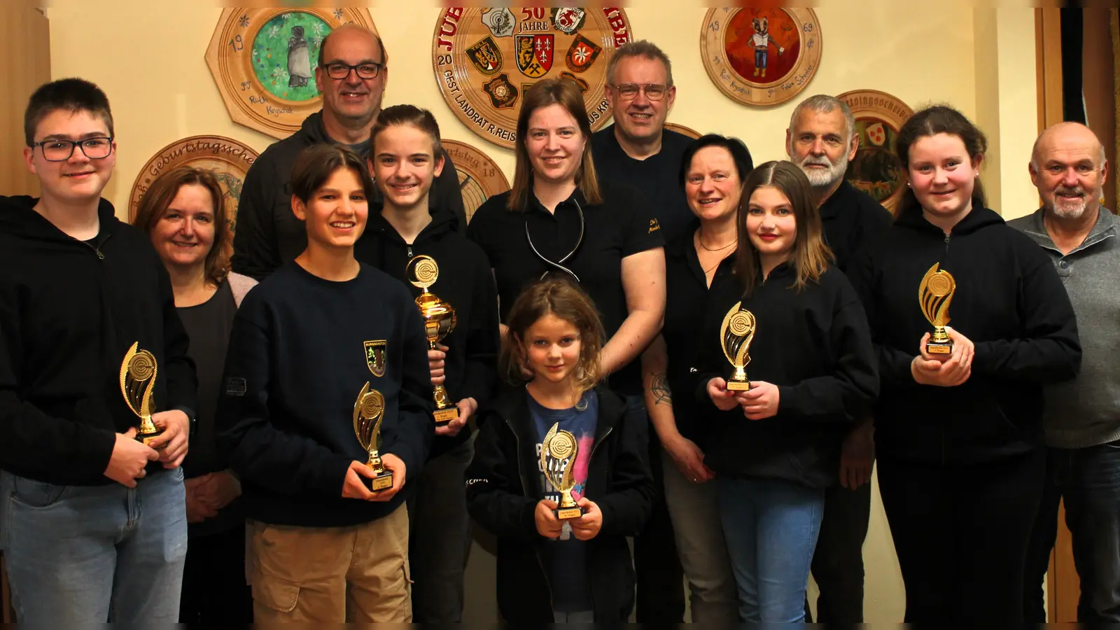 Die Ebermannsdorfer Burgschützen schießen den Vereins- und den Jugendpokal aus. Gewinner sind Stefanie Kryschak (Mitte) und Nicolas Kryschak (links daneben). (Bild: wec)