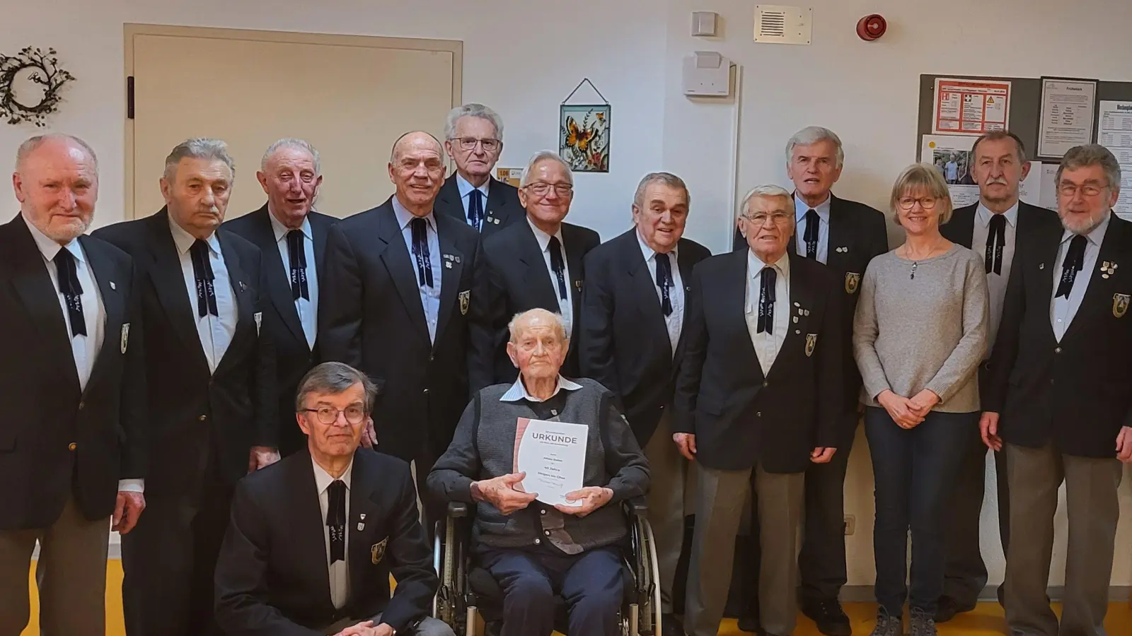 Der Männergesangverein Johannisberg ehrt Alfons Dolles (sitzend) für 40 Jahren als aktiver Sänger im Chor. (Bild: Robert Hierl/exb)