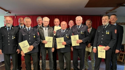 Von links nach rechts: 1. Vorsitzender Ludwig Hauer, 1. Kommandant Sebastian Peichl, die Geehrten Gotthard Stiegler, Karl Landshammer, Ernst Müller, Karl Landsammer, Erwin Rösl, Xaver Sack, Josef Landsammer, Josef Wölf, Karl Popp und Bürgermeister Albert Geitner (Bild: Sonja Scharl)