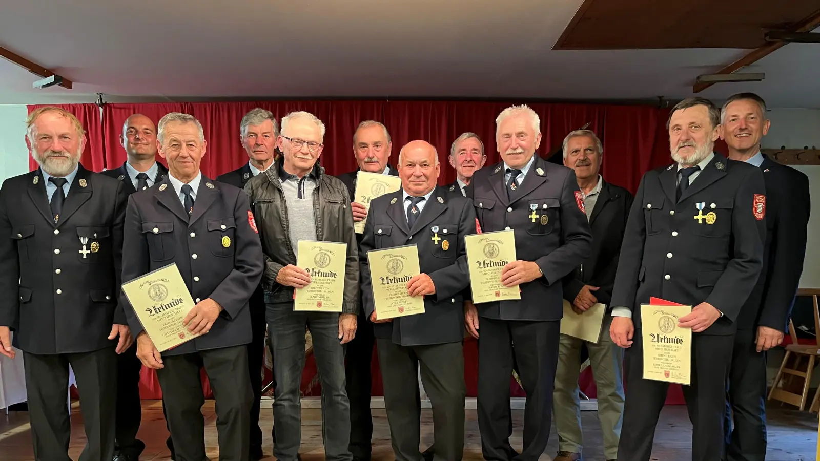 Von links nach rechts: 1. Vorsitzender Ludwig Hauer, 1. Kommandant Sebastian Peichl, die Geehrten Gotthard Stiegler, Karl Landshammer, Ernst Müller, Karl Landsammer, Erwin Rösl, Xaver Sack, Josef Landsammer, Josef Wölf, Karl Popp und Bürgermeister Albert Geitner (Bild: Sonja Scharl)