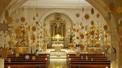 Der „Advent der 1.000 Sterne“ in der Ursensollener Pfarrkirche<br> (Bild: Johannes Popp/exb)