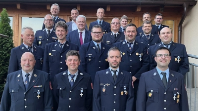 Die von Landrat Richard Reisinger ausgezeichneten Feuerwehrmänner kommen zusammen auf 280 Jahre aktiven Feuerwehrdienst.<br> (Bild: Christine Hollederer)